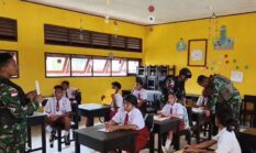 Prajurit Satgas Yonif 410/ Alugoro Mengajar Siswa SD, Bentuk Karakter Generasi Penerus Bangsa