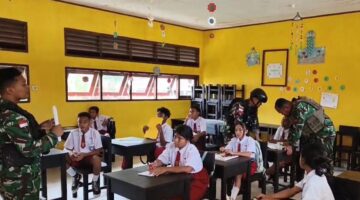 Prajurit Satgas Yonif 410/ Alugoro Mengajar Siswa SD, Bentuk Karakter Generasi Penerus Bangsa