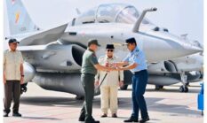 Presiden Prabowo Serahkan Alustita kepada TNI