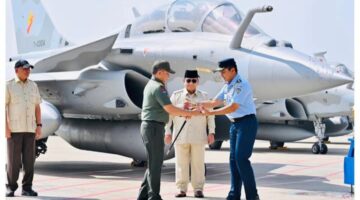 Presiden Prabowo Serahkan Alustita kepada TNI