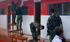  Satgas Teritorial Koops TNI Habema, Perbaiki Gedung Sekolah 