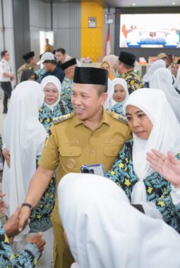 Bupati Iksan Beri Bekal Uang untuk Jemaah Haji Morowali