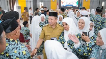 Bupati Iksan Beri Bekal Uang untuk Jemaah Haji Morowali