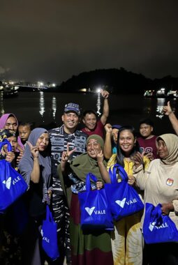 Danlanal Palu, Bagikan 80 Paket  Sembako Kepada Ojek Laut  Bahodopi 