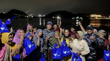 Danlanal Palu, Bagikan 80 Paket  Sembako Kepada Ojek Laut  Bahodopi 
