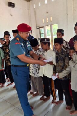Danpospal TNI AL Morowali Utara, Bagikan Sembak dan Tali asih Kepada 120 Anak Ponpes 