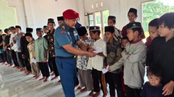 Danpospal TNI AL Morowali Utara, Bagikan Sembak dan Tali asih Kepada 120 Anak Ponpes 