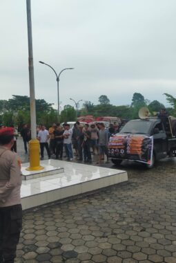 Aliansi Masyarakat Peduli BBM Morowali Demo di Depan Kantor DPRD Morowali
