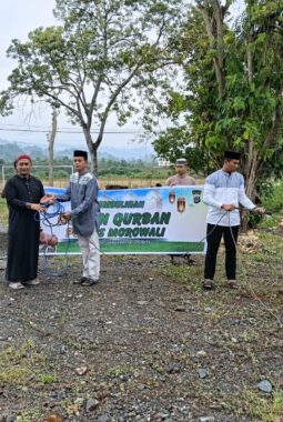 Kapolres Morowali Serahkan Hewan  Qurban Secara Simbolis,Wujud Kepedulian di Hari Raya Idul Adha 1447 H