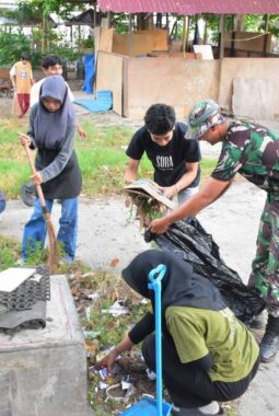 Korem 132/ Tdl Bersama  Warga   Bersihkan  Gedung  Juang Palu 