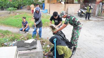 Korem 132/ Tdl Bersama  Warga   Bersihkan  Gedung  Juang Palu 