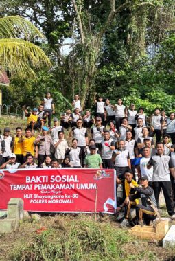 Sambut Hari Bhayangkara ke-80, Polres Morowali Gelar Bakti Sosial Pembersihan Pemakaman Umum 