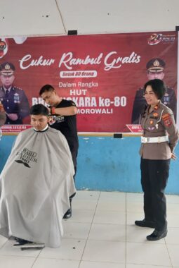 Aksi Kapolres Morowali Cukur Rambut, Dapat Acungan Jempol dari Warga Bungku