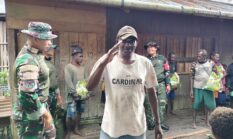 Satgas Yonif 123/Rajawali Bagikan Bantuan Pangan kepada Warga Kampung Binam