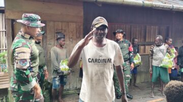 Satgas Yonif 123/Rajawali Bagikan Bantuan Pangan kepada Warga Kampung Binam