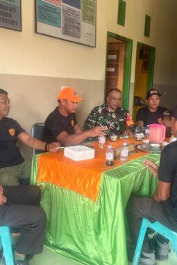 Jaga Kamtibmas,Babinsa Bahodopi Perkuat Koordinasi dengan Pemerintah Desa dan Linmas 