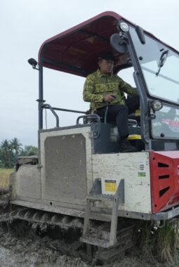 Usai Pertemuan CSR, Bupati Iksan Turun ke Sawah Uji Alat Pertanian Modern