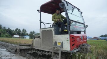 Usai Pertemuan CSR, Bupati Iksan Turun ke Sawah Uji Alat Pertanian Modern
