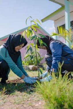 HLH Sedunia,PT Vale Bersama SMKN 9 Kolaka Tanam  Pohon 
