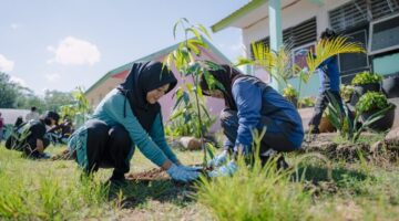 HLH Sedunia,PT Vale Bersama SMKN 9 Kolaka Tanam  Pohon 