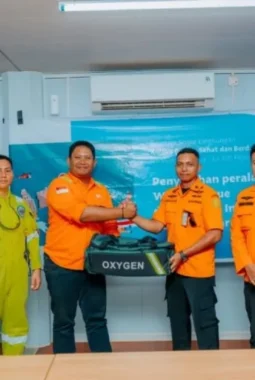 Perkuat Kesiapsiagaan Bencana, PT Vale Serahkan Paket Peralatan Penyelamatan Air ke Pos SAR Kolaka