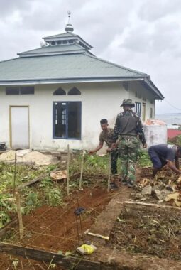 Satgas TMMD Ke-129 Kodim 1311/Morowali, Bersama Warga Gotong Royong Gali Pondasi MCK Masjid Nurul Husraini
