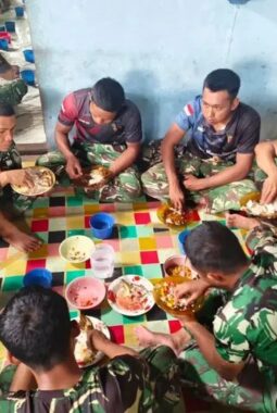 Satgas TMMD Ke-129 Kodim 1311/Morowali dan Warga Desa Polewali Makan Siang Bersama, Wujud Kebersamaan dan Gotong Royong