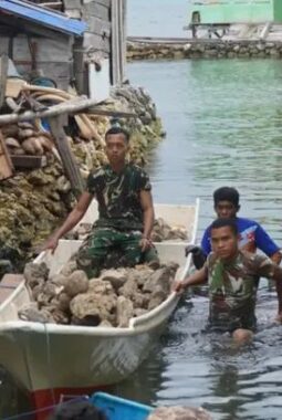 Percepat Pembangunan,Satgas TMMD Ke-129 Bersama Warga Angkut Material Batu Gunakan Kapal 