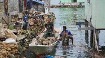 Percepat Pembangunan,Satgas TMMD Ke-129 Bersama Warga Angkut Material Batu Gunakan Kapal