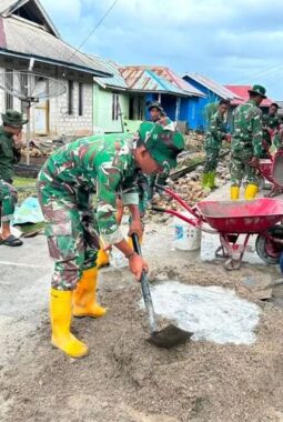 Permudah Akses Transportasi,Satgas TMMD Ke-129  Bersama Warga Pengecoran Rabat Jalan 
