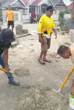 Warga Dan Satgas TMMD Ke-129, Gotong royong  Membangun Masjid Desa Umbele 