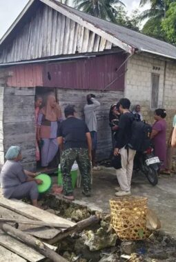 Segelas Es Kelapa Muda Warga Polewali, Menumbuhkan Kebersamaan Satgas TMMD Ke-129 