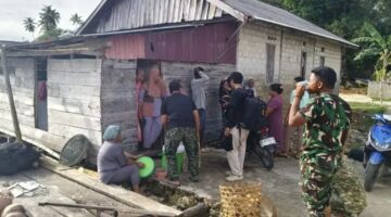 Segelas Es Kelapa Muda Warga Polewali, Menumbuhkan Kebersamaan Satgas TMMD Ke-129