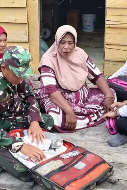 Satgas TMMD Ke-129, Pemeriksaan Kesehatan Door to Door  kepada Warga  Umbele 