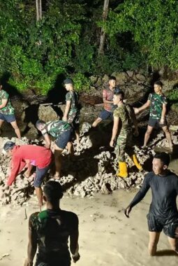 Demi Rakyat, Malam Hari Satgas TMMD Ke-129 Bersama  Warga   Tetap Kumpulan  Pasir 
