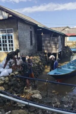 Percepat Pembangunan  Fisik, Satgas TMMD  Bersama Masyarakat Drop Material Pasir  Melalui Jalur Laut