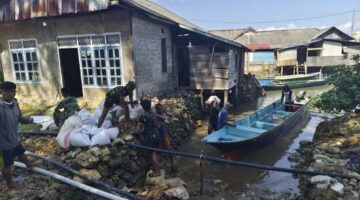 Percepat Pembangunan Fisik, Satgas TMMD Bersama Masyarakat Drop Material Pasir Melalui Jalur Laut