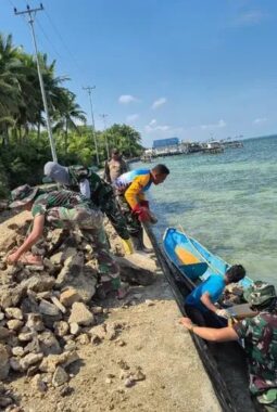 Semangat Gotong Royong, Warga dan Satgas TMMD Kumpulkan Batu untuk Pembangunan  Rabat Beton di Desa Polewali