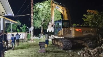 Tak Kenal Lelah, Malam Hari Satgas TMMD Ke-129 Kodim 1311/Morowali Tetap Bekerja Membuka Jalan