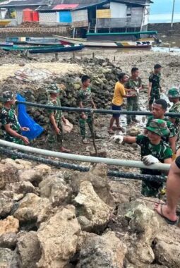 Kumpulkan Material Batu, Satgas TMMD Ke-129 Kodim 1311/Morowali Percepat Pekerjaan Rabat Jalan