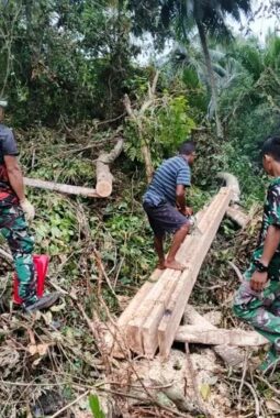 Satgas TMMD Ke-129 Bersama Warga, Ambil Kayu untuk Renovasi RTLH