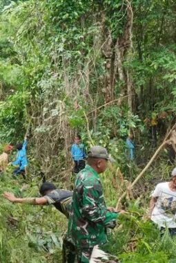 Satgas TMMD Bersama  Siswa SDN Umbele,  Bersihkan Lingkungan Sekolah