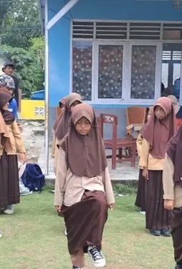 Satgas TMMD Tanamkan Wawasan Kebangsaan, Melalui Latihan PBB di SDN Umbele
