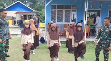 Satgas TMMD Tanamkan Wawasan Kebangsaan, Melalui Latihan PBB di SDN Umbele