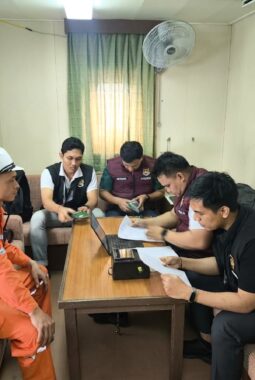Perkuat Pengawasan Lalu Lintas Orang, Imigrasi Morowali Laksanakan Clearance Kapal Internasional