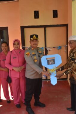 Wujud Pengabdian di Hari Bhayangkara ke-80, Kapolres Morowali Utara Resmikan Bedah Rumah Warga di Desa Tompira 