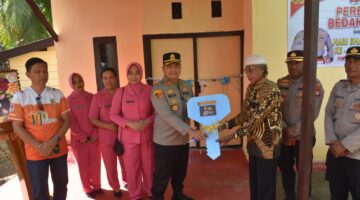 Wujud Pengabdian di Hari Bhayangkara ke-80, Kapolres Morowali Utara Resmikan Bedah Rumah Warga di Desa Tompira 