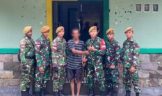 Warga Perbatasan Sambas  , Serahkan Senjata Api kepada Satgas Pamtas RI-MALAYSIA Yonarmed 19/Bogani 
