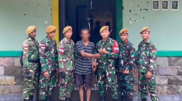 Warga Perbatasan Sambas  , Serahkan Senjata Api kepada Satgas Pamtas RI-MALAYSIA Yonarmed 19/Bogani 