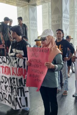 Bupati Tidak Ada Ditempat, Warga Ancam Akan Duduki Kantor Bupati Morowali 